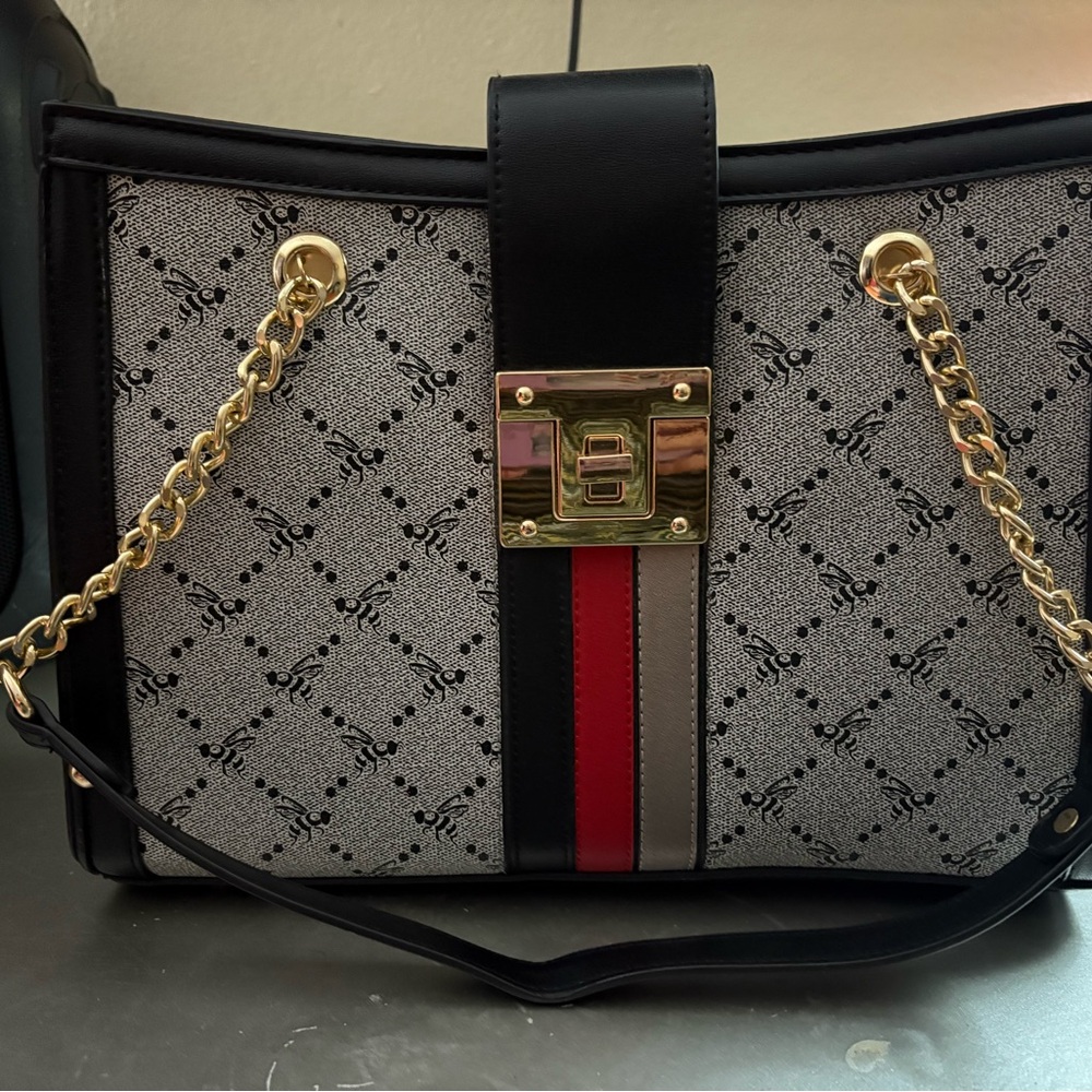 Elegant Black and Gold Chain Shoulder Bag
